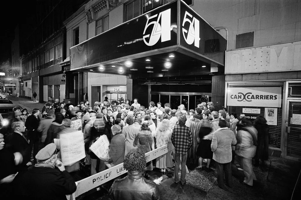 Multitud de personas y barricadas de la policía frente a la discoteca Studio 54 durante una redada federal en Nueva York, 1978.