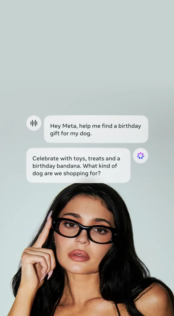 Campaña publicitaria oficial de las gafas Meta Glasses de Kylie Jenner, mostrando a la empresaria posando con lentes ovalados negros junto a globos de texto de una conversación interactiva con el asistente de inteligencia artificial Meta AI.