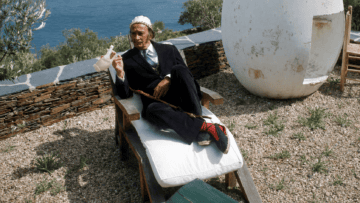 La casa de Salvador Dalí: historia, curiosidades y ubicación del hogar del artista Salvador Dalí descansa en el jardín de su residencia y taller de Portlligat (Cadaqués), un espacio laberíntico frente al mar Mediterráneo que el genio del surrealismo transformó en su obra de arte más personal.