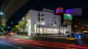 Cines antiguos de la CDMX: rutas por su historia, arquitectura y usos actuales Fachada iluminada de noche del antiguo Cine Cosmos, actual FARO Cosmos, un edificio histórico de estilo Art Decó ubicado en la Calzada México-Tacuba en la Ciudad de México.