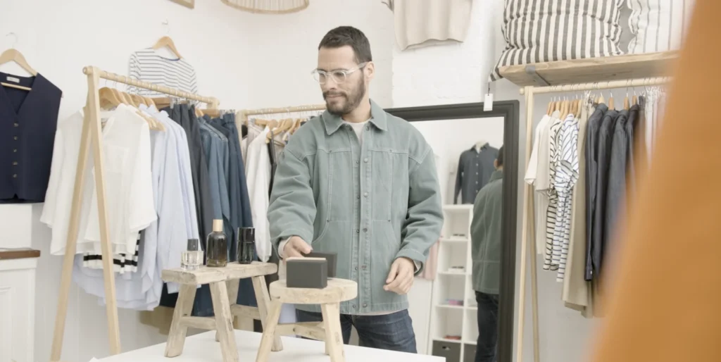 Emprendedor organizando artículos comerciales inspirados en la identidad cultural regional y la cultura local en tienda de distribución global.