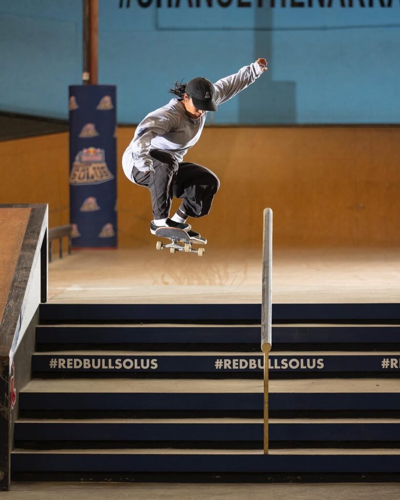 La skater mexicana Itzel Granados ejecuta un truco aéreo saltando las escaleras en el circuito cerrado del concurso Red Bull Solus en California.