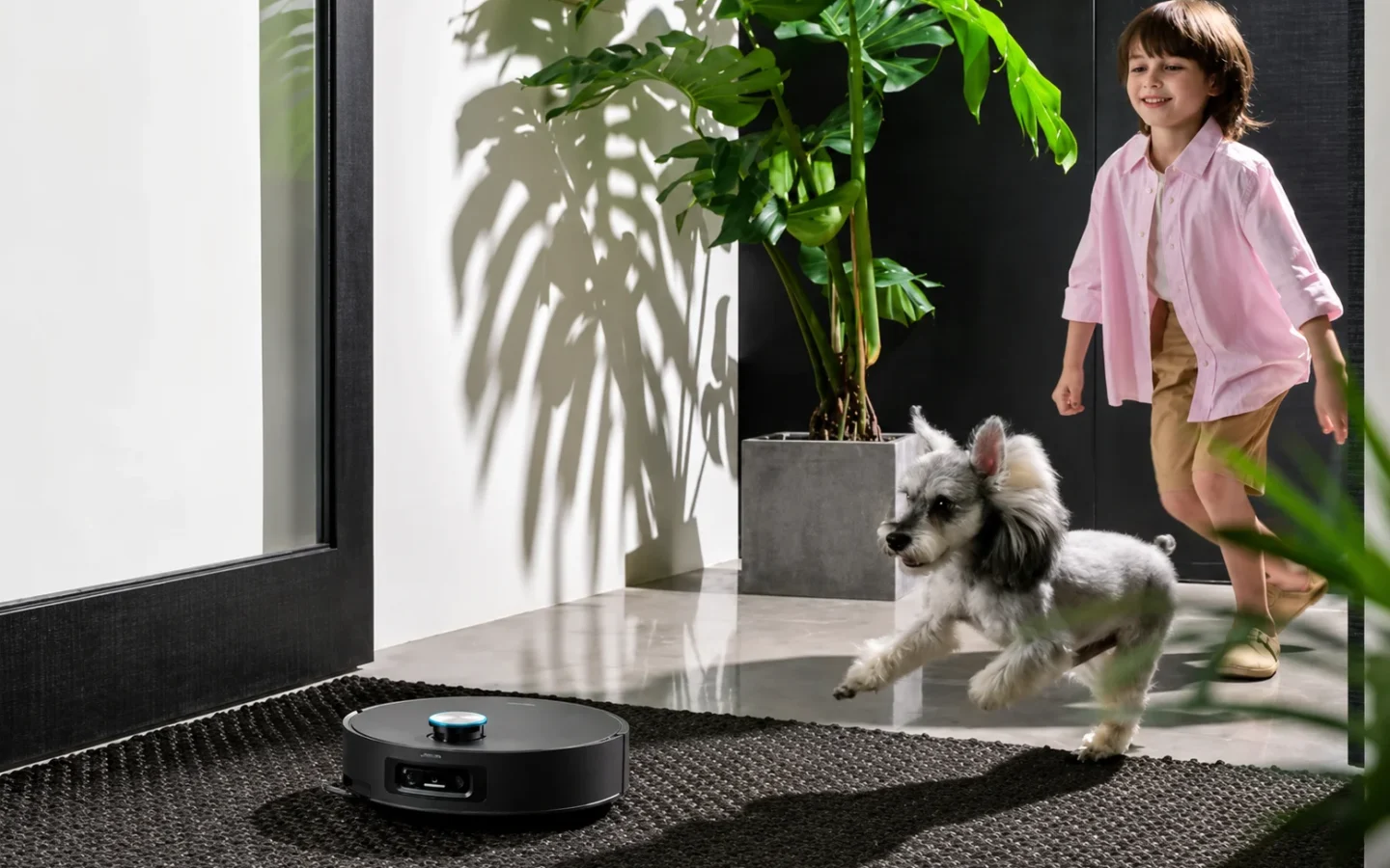 ¿Qué robot aspirador funciona mejor en hogares desordenados con limpiezas irregulares?