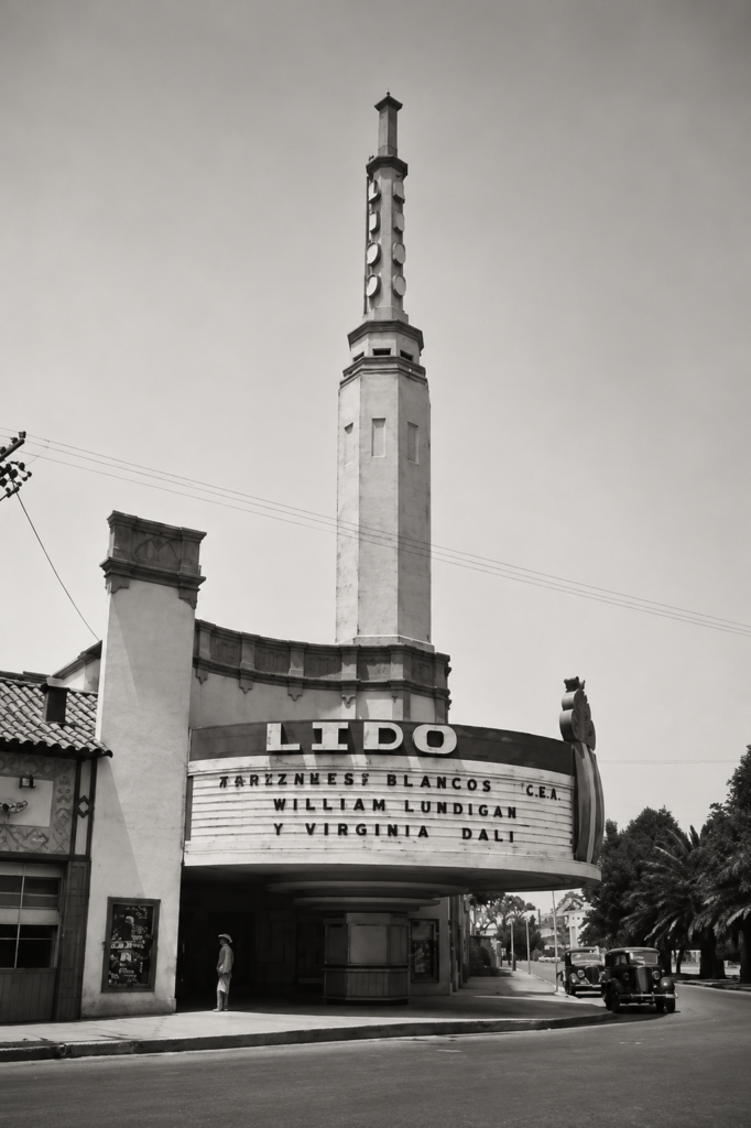 Vista exterior en blanco y negro del antiguo Cine Lido con su icónica torre de estilo Art Decó y marquesina con letras en la colonia Condesa de la Ciudad de México.