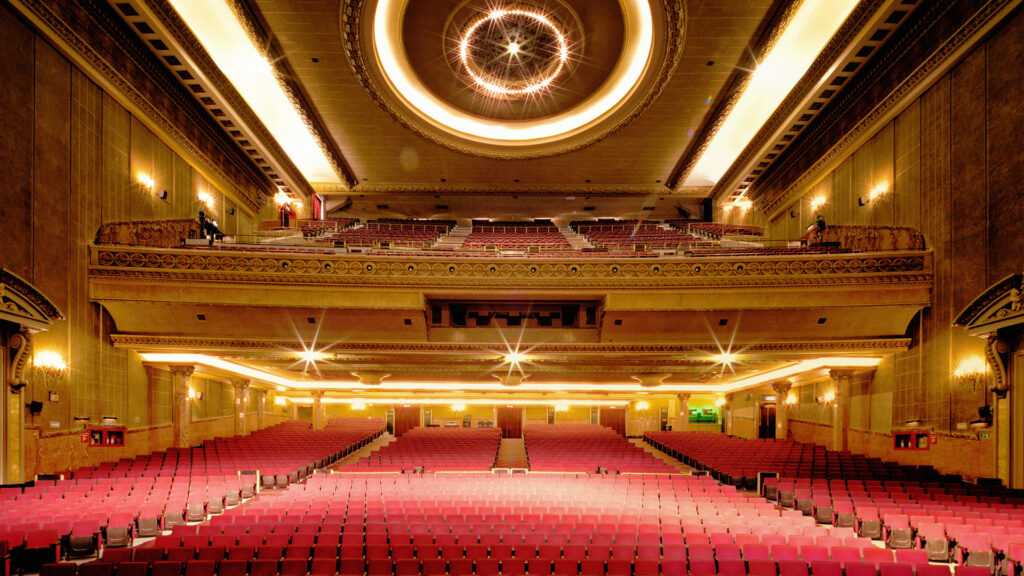 Vista interior del Teatro Metropólitan, antiguo Cine Metropólitan de estilo Art Decó en el Centro Histórico de la Ciudad de México.