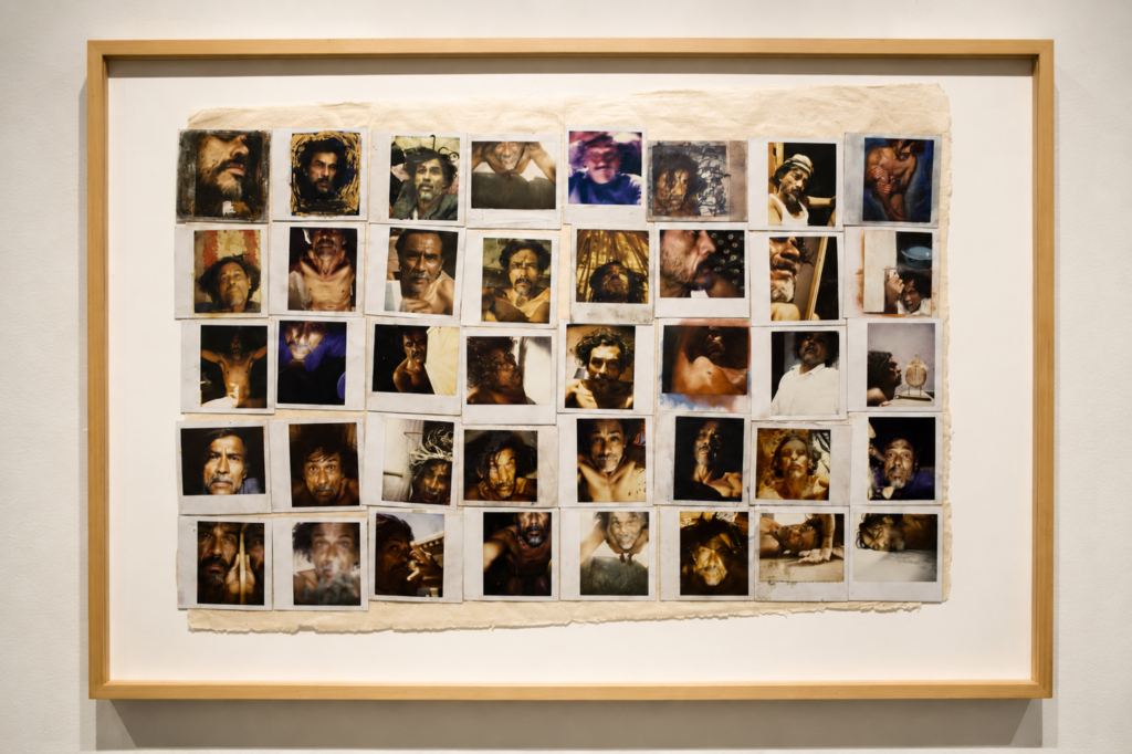 Conjunto de fotografías Polaroid con autorretratos de Francisco Toledo en la exposición Toledo + Hendrix de la GAM.