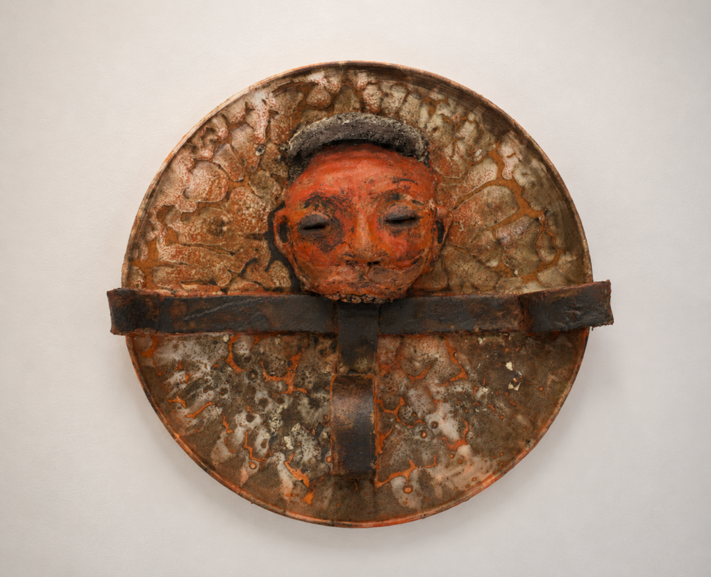Cerámica de Francisco Toledo con una cabeza sobre un plato circular en la exposición Toledo + Hendrix de la GAM.