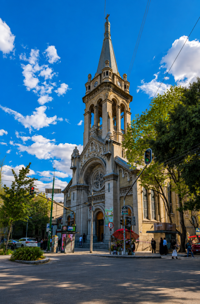 Fachada neogótica de la Parroquia de la Sagrada Familia en la colonia Roma, Ciudad de México, mostrando sus detalles arquitectónicos, vitrales y arcos apuntados característicos del neogótico mexicano.