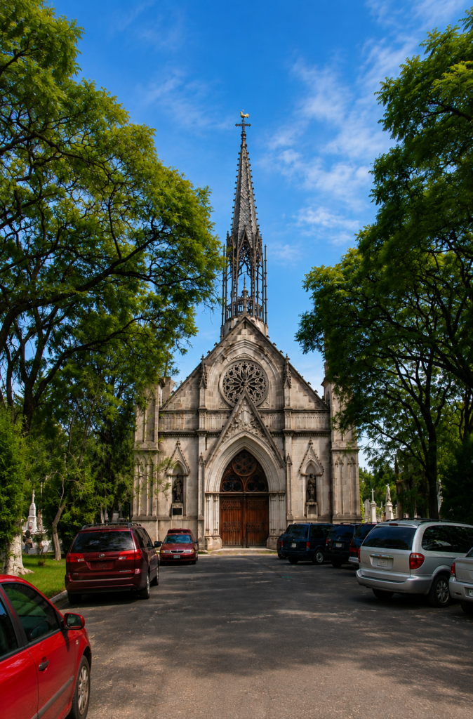 Fachada neogótica de la Capilla del Sagrado Corazón con un rosetón central y aguja calada de herrería en el Panteón Francés de la Piedad, Ciudad de México.