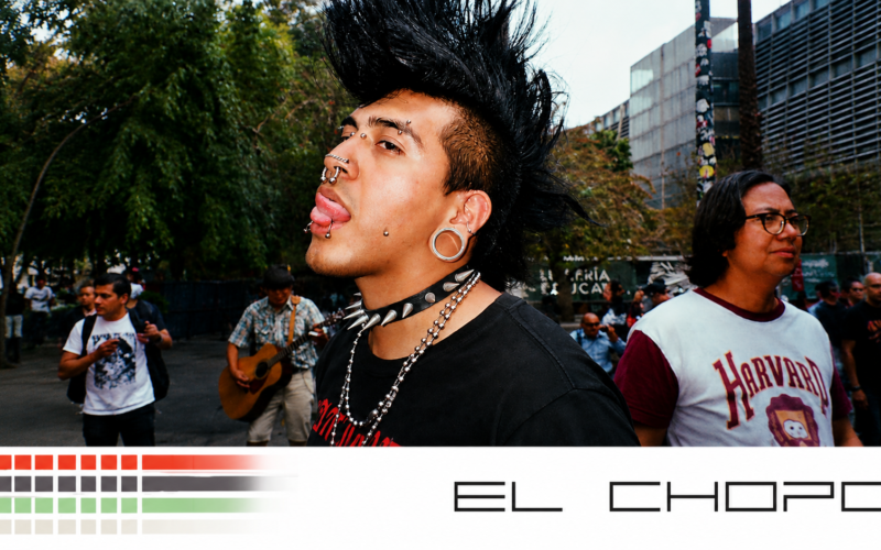 Joven de la generación Z con peinado mohicano estilo punk, expansor en la oreja y múltiples piercings faciales, posando en el Tianguis Cultural del Chopo durante el reportaje de la revista británica Dazed en la Ciudad de México.