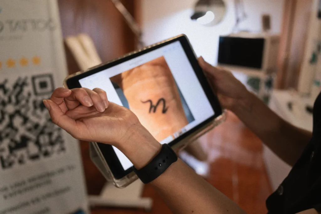 ableta digital mostrando el resultado de la eliminación total de un tatuaje en la piel