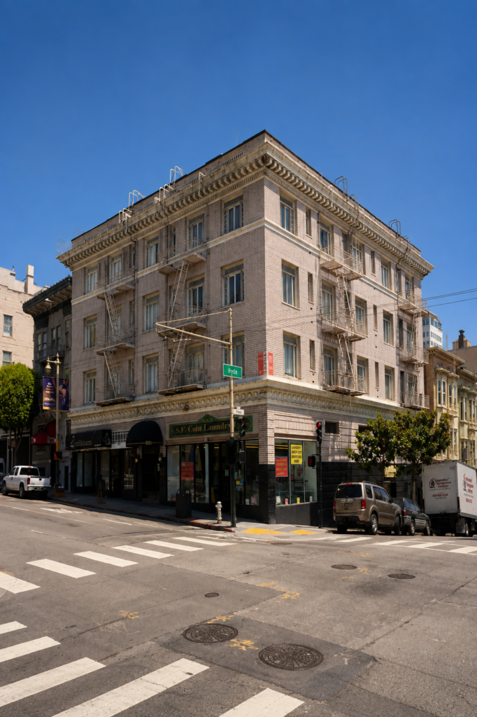 Edificio de apartamentos residencial de arquitectura clásica en la esquina de 891 Post Street y Hyde Street en San Francisco, Estados Unidos, lugar de residencia del escritor de novela negra Dashiell Hammett.