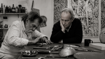 Francisco Toledo y Jan Hendrix: la amistad detrás de la exposición que los reúne por primera vez Fotografía en blanco y negro del artista mexicano Francisco Toledo trabajando en un grabado en su taller junto al artista neerlandés Jan Hendrix.