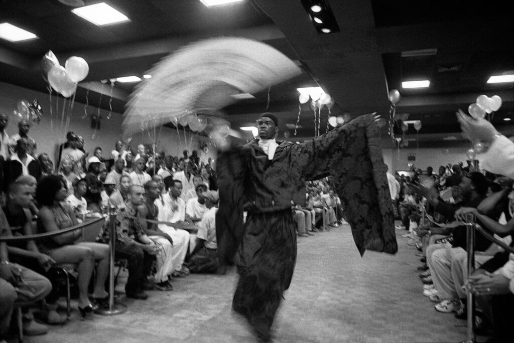 Participante caminando una categoría de runway en un ball fotografiado por Gerard H. Gaskin
