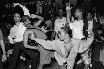 Integrantes de House of Saint Laurent fotografiados por Chantal Regnault en Harlem en 1989.