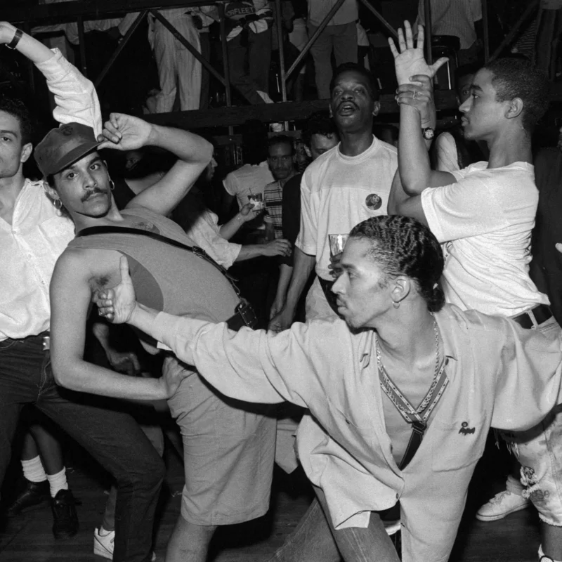 Integrantes de House of Saint Laurent fotografiados por Chantal Regnault en Harlem en 1989.
