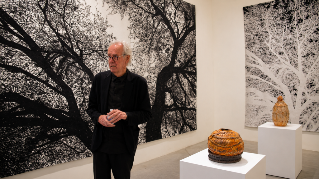 Jan Hendrix posa entre sus tapices y cerámicas de Francisco Toledo en la exposición Toledo + Hendrix de la GAM.