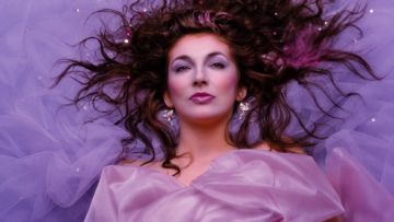 Cómo empezar a escuchar a Kate Bush: la historia y las canciones de la artista que revolucionó el pop Retrato de la cantautora británica Kate Bush envuelta en organza color púrpura durante la sesión fotográfica de su álbum Hounds of Love de 1985.