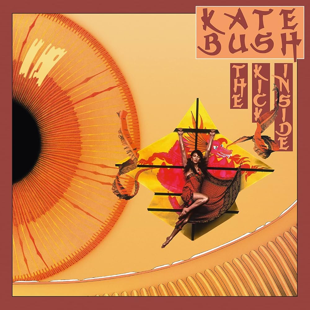 Portada oficial del álbum debut The Kick Inside de Kate Bush de 1978, mostrando a la cantante colgada de una cometa de dragón frente a un ojo gigante.