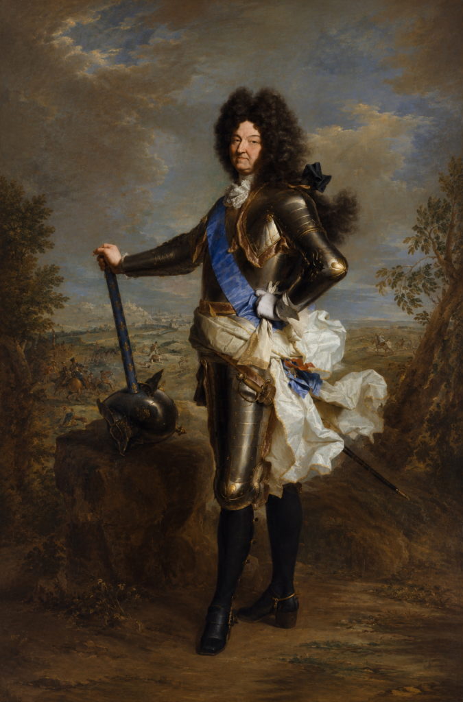 Retrato de cuerpo entero del rey Luis XIV de Francia vestido con una brillante armadura de guerra de acero, peluca larga rizada oscura, banda azul y botas oscuras de tacón grueso, sosteniendo un bastón de mando sobre su yelmo contra un fondo de batalla.