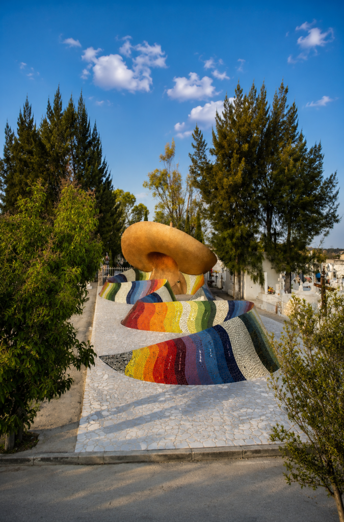 Mausoleo monumental de José Alfredo Jiménez en Dolores Hidalgo, México, obra de arquitectura orgánica con un sombrero de charro gigante y un ondulante sarape de mosaicos multicolores.