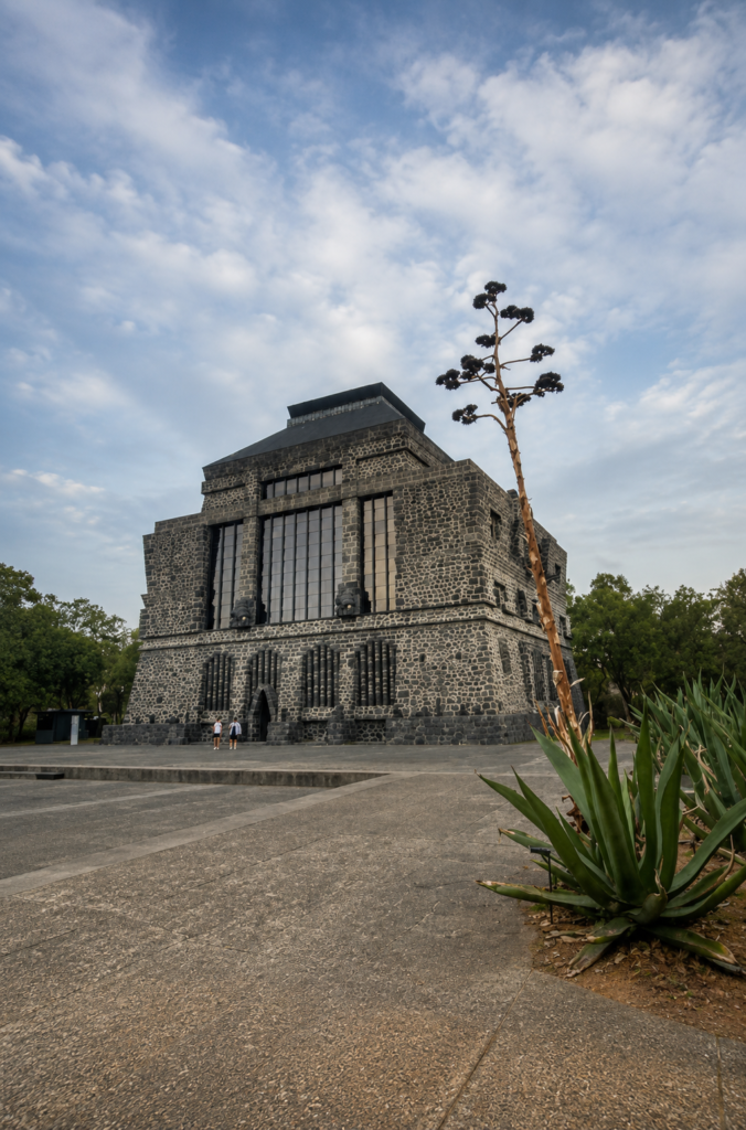 Fachada exterior del Museo Anahuacalli en Ciudad de México, un edificio monumental de piedra volcánica negra que fusiona la arquitectura teotihuacana, maya y el funcionalismo moderno.