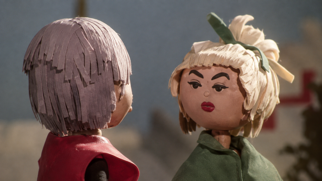 Primer plano de las marionetas de madera de Penélope y Odiseo conversando en una escena de la película mexicana stop motion La Odisea de los Muñecos de 1975.