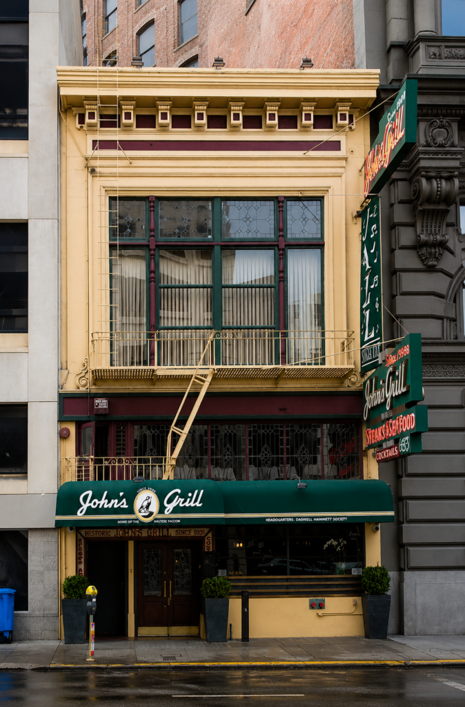 Fachada exterior del restaurante histórico John's Grill en San Francisco, famoso destino de turismo literario y escenario de la novela El Halcón Maltés de Dashiell Hammett.
