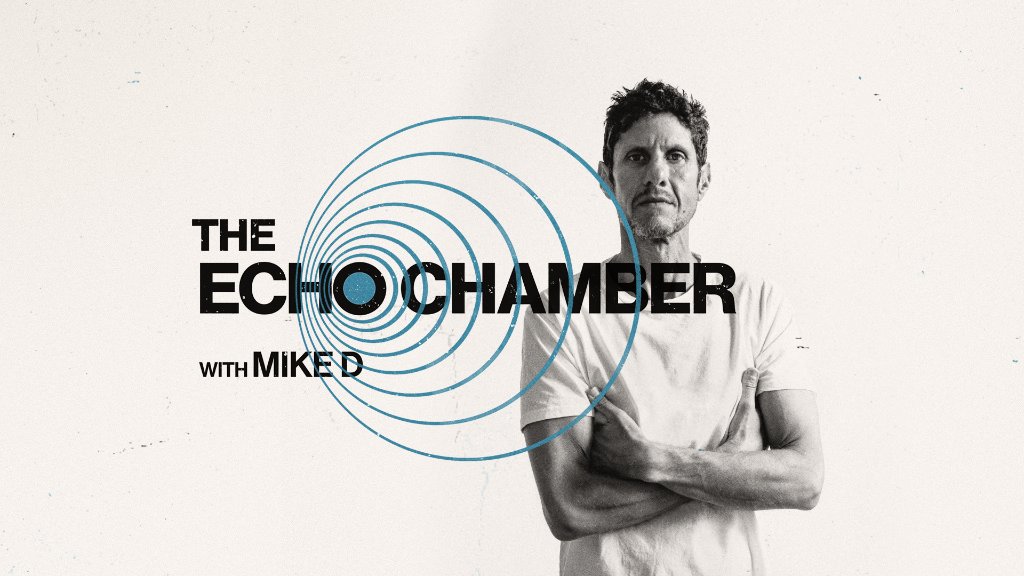 Logotipo oficial y fotografía promocional en blanco y negro del programa de radio 'The Echo Chamber con Mike D', mostrando al músico Michael Diamond de pie con los brazos cruzados junto a un gráfico de ondas sonoras azules concéntricas.
