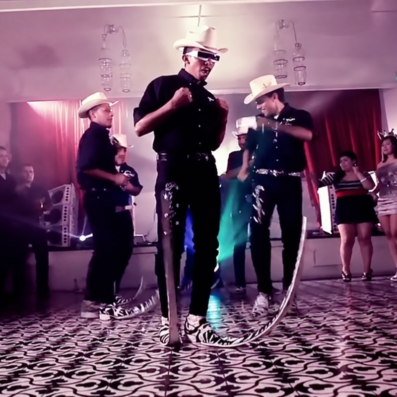 Bailarines de Matehuala con sombreros y botas picudas bailan tribal mexicano en el videoclip “Inténtalo” de 3Ball MTY.
