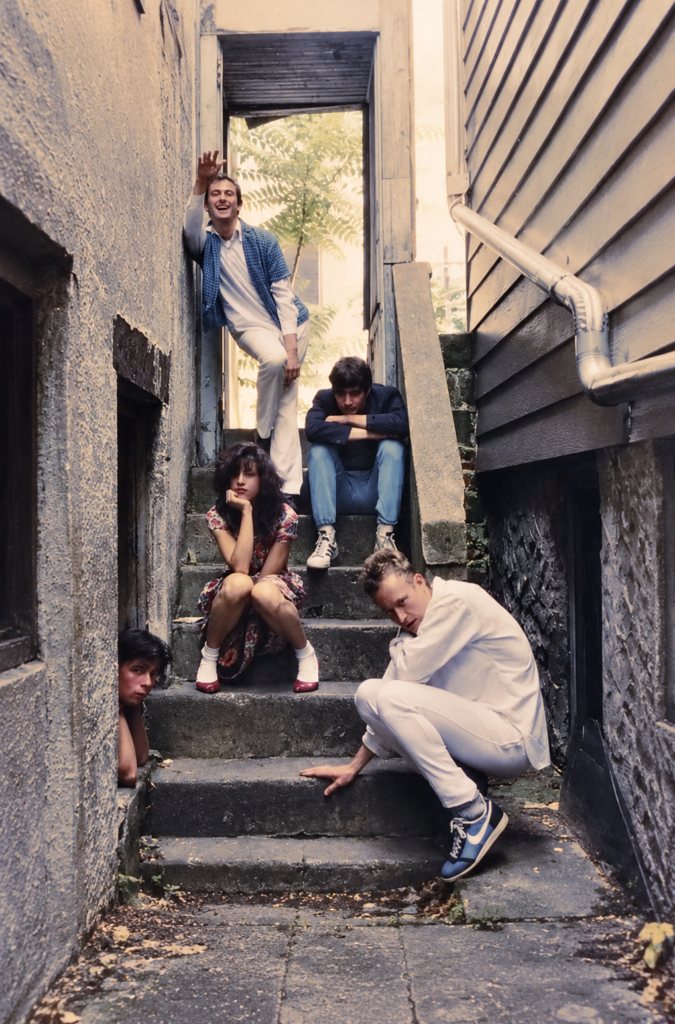 Madonna posa con integrantes de Breakfast Club en unas escaleras durante sus primeros años en la escena musical de Nueva York.
