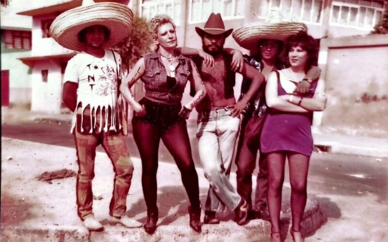Texto alternativo: Integrantes de T.N.T., banda del punk y rock underground mexicano, posan en una calle durante los años ochenta.
