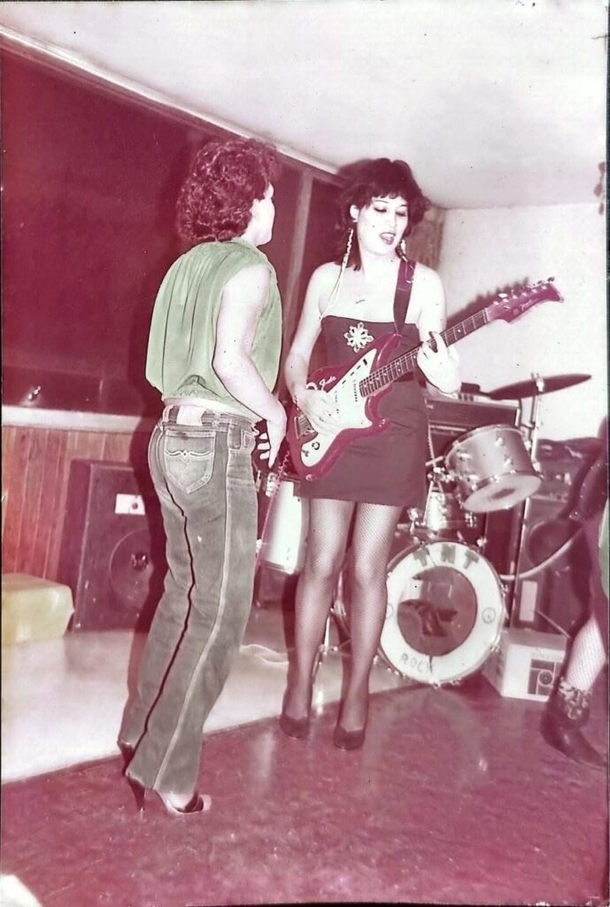 T.N.T., banda del punk rock mexicano, toca en vivo durante la escena underground de la Ciudad de México en los años ochenta.