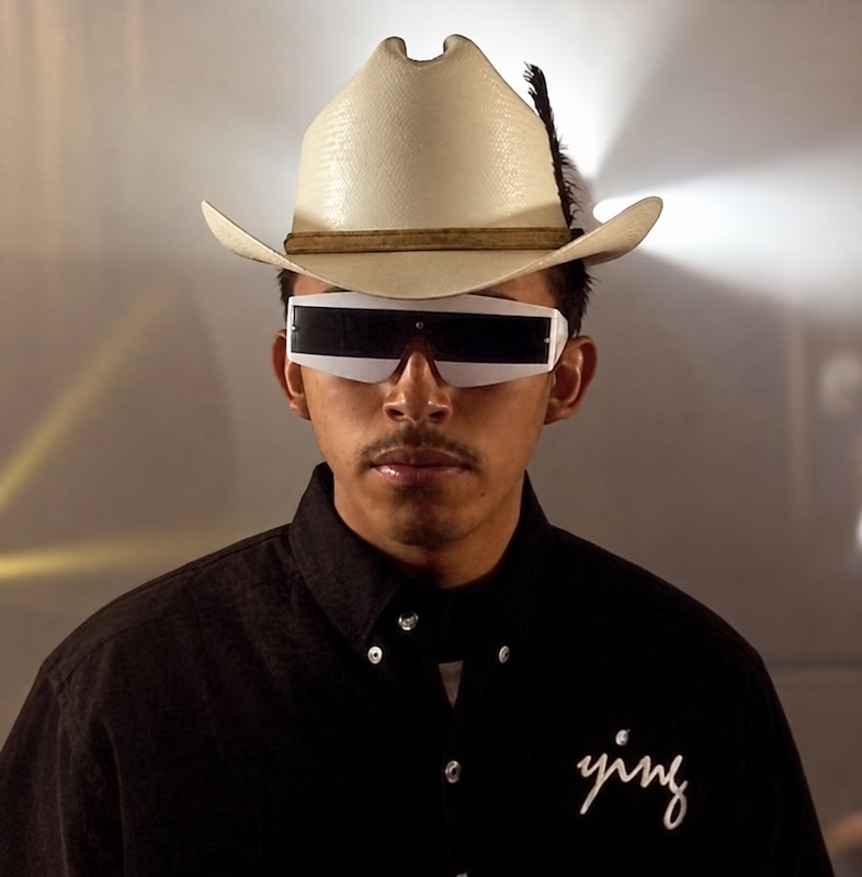 Bailarín de Los Parranderos de Matehuala con sombrero y lentes futuristas en “Inténtalo” de 3Ball MTY.