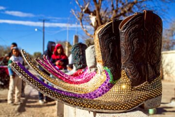 ¿Qué es el tribal mexicano? La historia del género de Ciudad de México a Monterrey y los clubes del mundo Botas tribaleras de puntas extremadamente largas, símbolo de la cultura de baile del tribal mexicano en Matehuala.