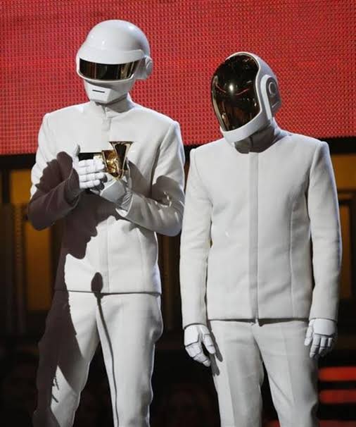 Daft Punk con cascos y trajes completamente blancos durante los Grammy de 2014 en la era Random Access Memories.