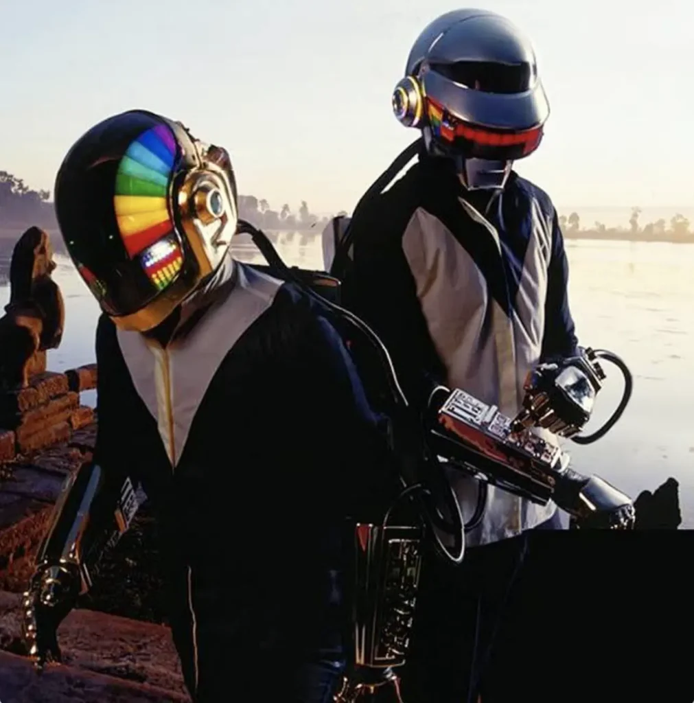 Daft Punk con los primeros cascos LED de Discovery conectados por cables a sus mochilas electrónicas.