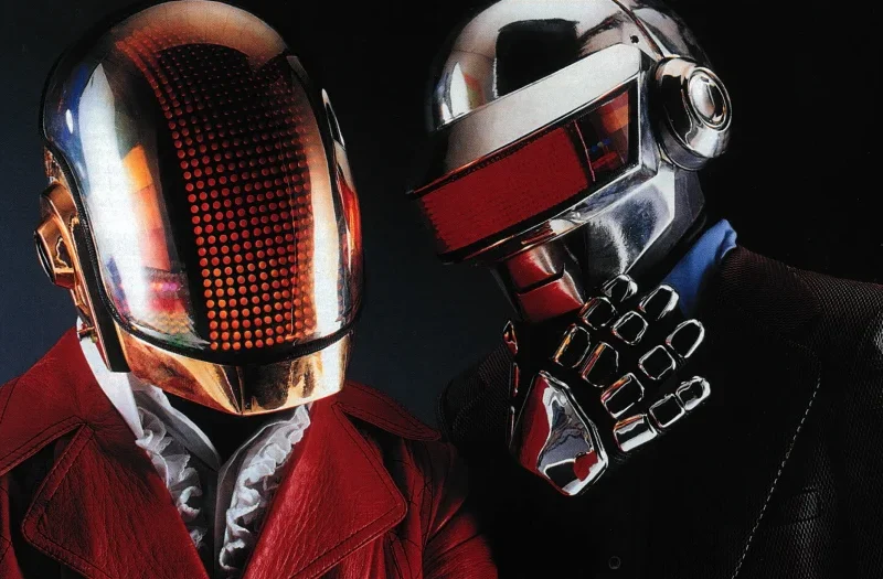 Daft Punk con los cascos LED originales de la era Discovery, uno dorado y otro plateado, durante una sesión de 2001.