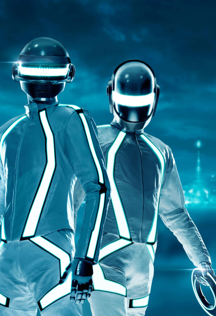 Daft Punk con cascos y trajes luminosos diseñados para su aparición como DJs en TRON: Legacy, estrenada en 2010.