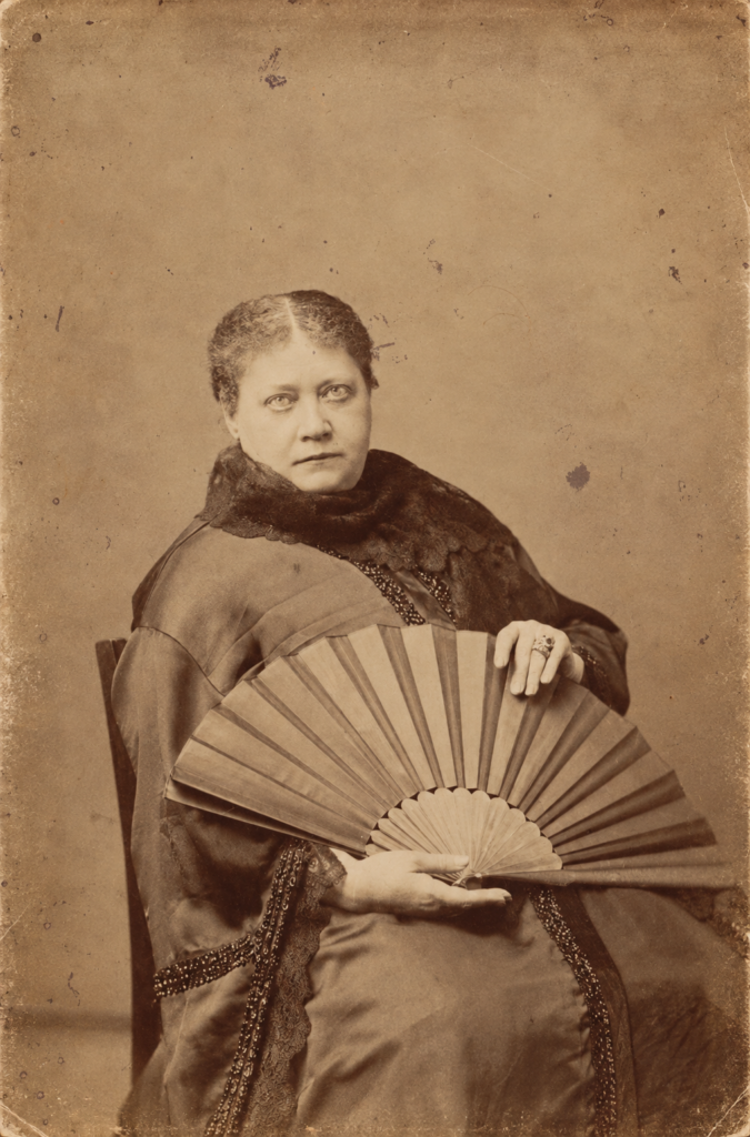 Helena Petrovna Blavatsky sostiene un abanico en un retrato realizado por Elliott & Fry en Londres en 1884.