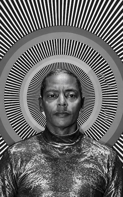 Jeff Mills posa frente a círculos concéntricos en un retrato en blanco y negro de estética futurista e hipnótica.