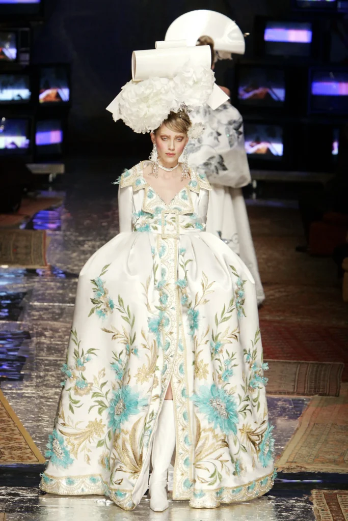 Rachel Kirby luce un vestido de cintura Imperio de John Galliano para Dior Couture primavera 2005.