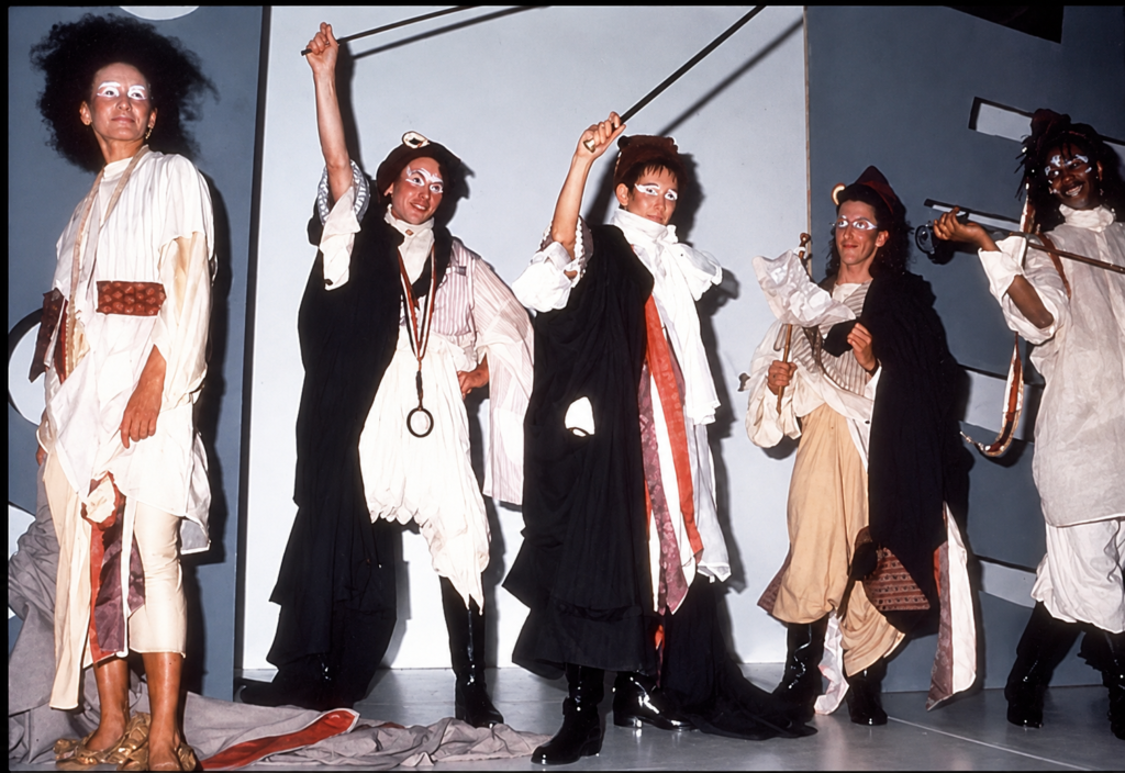 Modelos presentan Les Incroyables, la colección de graduación de John Galliano inspirada en la Francia posrevolucionaria.