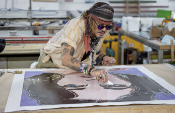 The Art of Johnny Depp: What He Paints, How Much His Paintings Cost, and How They Sell Johnny Depp interviene a mano un retrato de gran formato durante el proceso de producción de una de sus obras gráficas.