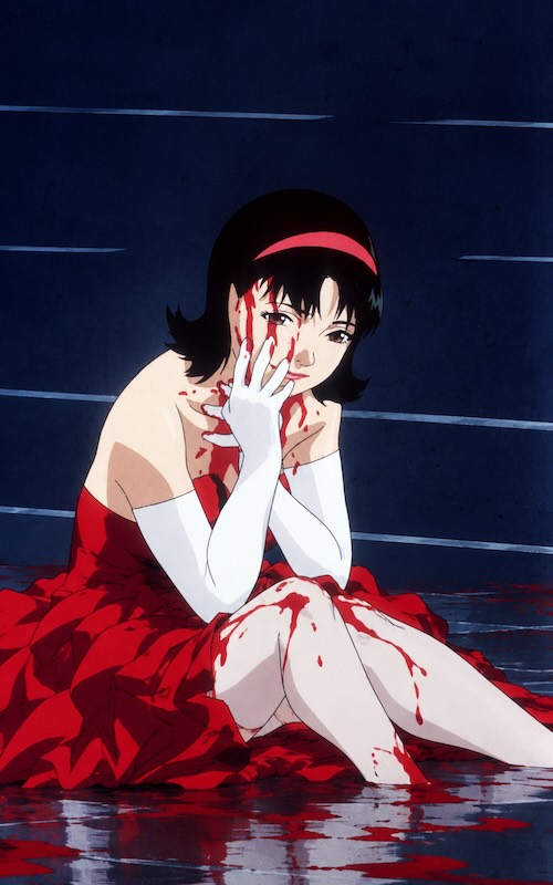 Mima Kirigoe cubierta de sangre y vestida de rojo en una escena de Perfect Blue, thriller psicológico de Satoshi Kon.