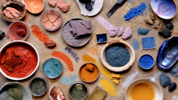 Natural paints: what they are, how they were made before acrylics, and why they're making a comeback Pigmentos minerales y tierras de distintos colores preparados para elaborar pinturas naturales.