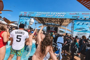 70000 TONS OF METAL 2027: el heavy metal toma el Caribe con 60 bandas y cuatro días de metal a bordo Asistentes en la piscina y alrededor del escenario Pool Deck durante un concierto del crucero 70000 TONS OF METAL.