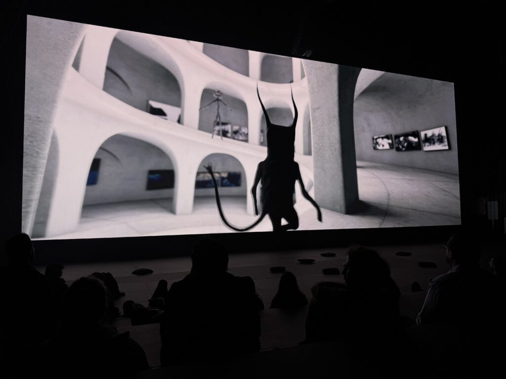 Público observa una proyección audiovisual en la exposición de Radiohead Kid A Mnesia.