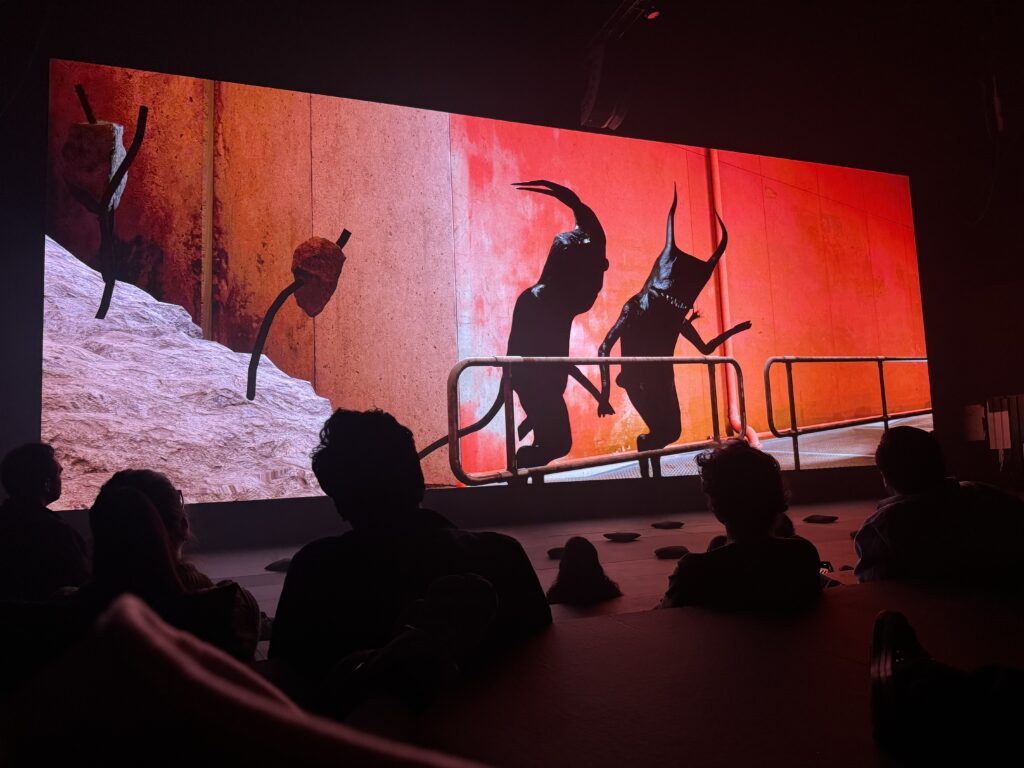 Público observa una proyección audiovisual en la exposición de Radiohead Kid A Mnesia.