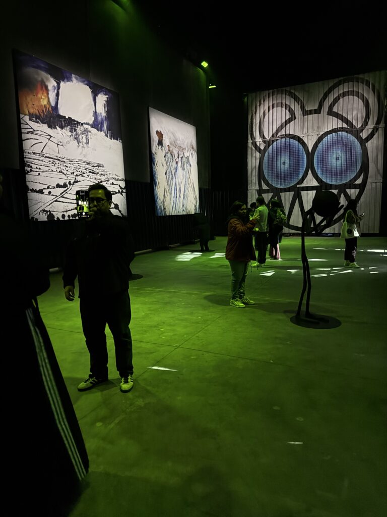 Instalaciones y obras de arte de la exposición de Radiohead Kid A Mnesia.